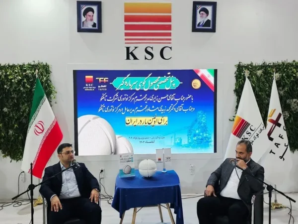 از رایا تا تافکوت و اینک تافگارد؛ فولاد خوزستان، پیشران انقلاب صنعتی نوین ایران. در مسیر بی‌پایان خودکفایی صنعتی، فولاد خوزستان بار دیگر گام بلندی در مسیر نوآوری برداشت. متخصصان شرکت توسعه اقتصادی پایدار فراگیر(تافکو) با اتکا به دانش بومی و تجربه صنعتی، موفق به طراحی و ساخت نخستین گوی سرباره‌گیر ایران شدند؛ تافگارد محصولی که گامی بزرگ در جهت دستیابی به فولاد پاک، افزایش بهره‌وری انرژی و ارتقای کیفیت نهایی فولاد کشور به شمار می‌آید. این دستاورد ملی در سمپوزیوم فولاد ۱۴۰۴ رونمایی شد؛ رویدادی که با رویکردی نو، بر حرکت صنعت فولاد ایران به سمت تولید سبز، بکارگیری هوش مصنوعی و بهره‌گیری از ظرفیت‌های انقلاب صنعتی چهارم و پنجم تمرکز دارد. در فرآیند تخلیه فولاد از کوره‌های EAF و LF، یکی از حیاتی‌ترین چالش‌ها جلوگیری از ورود سرباره و ناخالصی‌های اکسیدی به پاتیل مذاب است. گوی سرباره‌گیر تافکو، پاسخی نوآورانه به این نیاز فنی است. این گوی نسوز کروی با طراحی ژیروسکوپی و ترکیب پیشرفته‌ای از آلومینا و منیزیم اکساید، در دمای حدود ۱۸۰۰ درجه سانتی‌گراد عمل کرده و با کنترل جریان مذاب، از ورود سرباره به فولاد جلوگیری می‌کند. به‌کارگیری این فناوری سبب افزایش خلوص فولاد، کاهش تلفات حرارتی، صرفه‌جویی در انرژی، تسریع تولید و کاهش مصرف مواد اولیه می‌شود؛ دستاوردی که ایران را در مسیر دستیابی به فولاد سبز و رقابتی قرار می‌دهد. تافکو، به‌عنوان بازوی نوآوری و فناوری هلدینگ فولاد خوزستان، با این اختراع نشان داد که ایران دیگر در جست‌وجوی فناوری نیست، بلکه خالق آن است. گوی سرباره‌گیر نه تنها محصولی فنی، بلکه نماد خودباوری، دانش بومی و توان خوزستانی‌ها در مهار پیچیده‌ترین فرآیندهای فولادسازی است. در عصری که آینده‌ی صنعت به نوآوری‌های فناورانه و هوش مصنوعی گره خورده است، فولاد خوزستان با تافکو مسیر خود را به‌سوی نسل جدید فولادسازی هوشمند و پایدار ترسیم کرده است؛ مسیری که از خوزستان آغاز می‌شود و تا مرزهای افتخار ملی امتداد دارد.