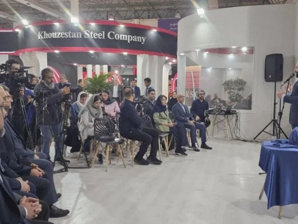 از رایا تا تافکوت و اینک تافگارد؛ فولاد خوزستان، پیشران انقلاب صنعتی نوین ایران. در مسیر بی‌پایان خودکفایی صنعتی، فولاد خوزستان بار دیگر گام بلندی در مسیر نوآوری برداشت. متخصصان شرکت توسعه اقتصادی پایدار فراگیر(تافکو) با اتکا به دانش بومی و تجربه صنعتی، موفق به طراحی و ساخت نخستین گوی سرباره‌گیر ایران شدند؛ تافگارد محصولی که گامی بزرگ در جهت دستیابی به فولاد پاک، افزایش بهره‌وری انرژی و ارتقای کیفیت نهایی فولاد کشور به شمار می‌آید. این دستاورد ملی در سمپوزیوم فولاد ۱۴۰۴ رونمایی شد؛ رویدادی که با رویکردی نو، بر حرکت صنعت فولاد ایران به سمت تولید سبز، بکارگیری هوش مصنوعی و بهره‌گیری از ظرفیت‌های انقلاب صنعتی چهارم و پنجم تمرکز دارد. در فرآیند تخلیه فولاد از کوره‌های EAF و LF، یکی از حیاتی‌ترین چالش‌ها جلوگیری از ورود سرباره و ناخالصی‌های اکسیدی به پاتیل مذاب است. گوی سرباره‌گیر تافکو، پاسخی نوآورانه به این نیاز فنی است. این گوی نسوز کروی با طراحی ژیروسکوپی و ترکیب پیشرفته‌ای از آلومینا و منیزیم اکساید، در دمای حدود ۱۸۰۰ درجه سانتی‌گراد عمل کرده و با کنترل جریان مذاب، از ورود سرباره به فولاد جلوگیری می‌کند. به‌کارگیری این فناوری سبب افزایش خلوص فولاد، کاهش تلفات حرارتی، صرفه‌جویی در انرژی، تسریع تولید و کاهش مصرف مواد اولیه می‌شود؛ دستاوردی که ایران را در مسیر دستیابی به فولاد سبز و رقابتی قرار می‌دهد. تافکو، به‌عنوان بازوی نوآوری و فناوری هلدینگ فولاد خوزستان، با این اختراع نشان داد که ایران دیگر در جست‌وجوی فناوری نیست، بلکه خالق آن است. گوی سرباره‌گیر نه تنها محصولی فنی، بلکه نماد خودباوری، دانش بومی و توان خوزستانی‌ها در مهار پیچیده‌ترین فرآیندهای فولادسازی است. در عصری که آینده‌ی صنعت به نوآوری‌های فناورانه و هوش مصنوعی گره خورده است، فولاد خوزستان با تافکو مسیر خود را به‌سوی نسل جدید فولادسازی هوشمند و پایدار ترسیم کرده است؛ مسیری که از خوزستان آغاز می‌شود و تا مرزهای افتخار ملی امتداد دارد.